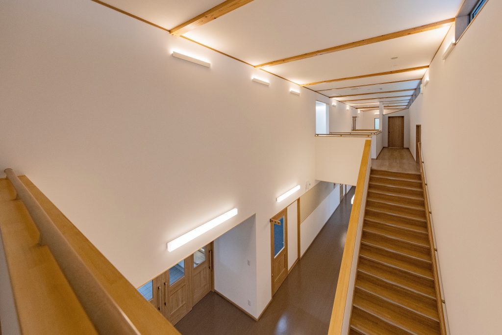 2002_サポート棟-吹抜・階段1_220427