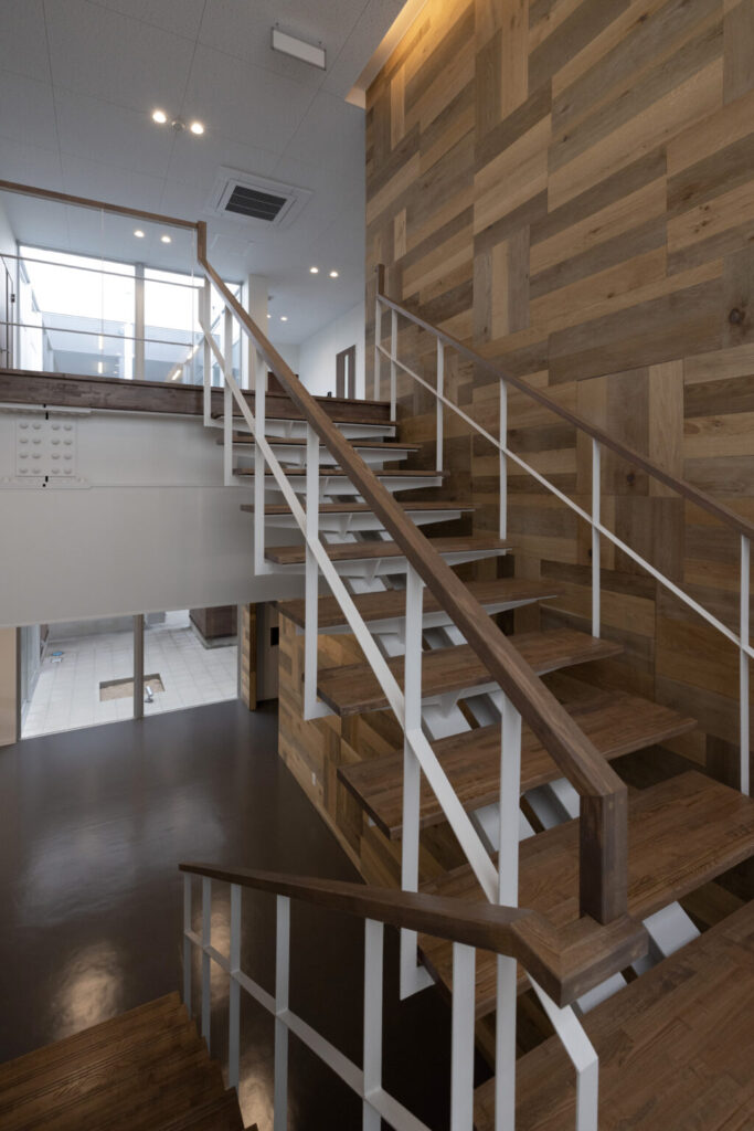 h_KEM_220831_1234_階段ホール